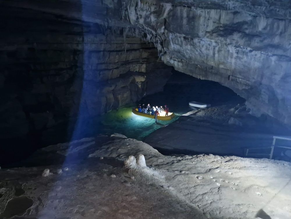 Grotta di Monte Croce, avventura che si tinge di verde smeraldo