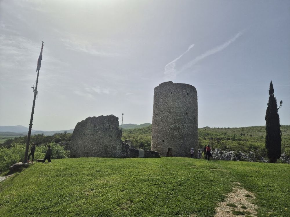 Dernis, una città intrappolata nel suo passato