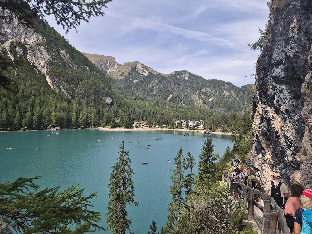 Lago di Braies: un mondo sospeso tra mito e realtà